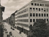 Gundulićeva ulica oko 1940. godine, zgrada elektre  Poslovna zgrada Gradskih poduzeća, danas 'Elektra', u Gundulićevoj ulici 32, izgrađena je 1932-1934. godine prema projektu arhitekta Juraja Denzlera.
